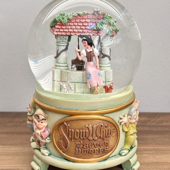 Disney Store SNOW WHITE and the Seven Dwarfs "WISHING WELL" - Glitter Snow Globe - Picture 2 of 11
